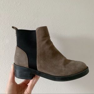 Steve Madden leather two toned chelsea boot